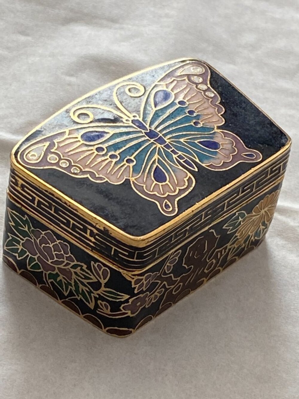 Vintage Cloisonne Butterfly/ Floral mini-pill/Trinket/Jewelry box 2" x 1"